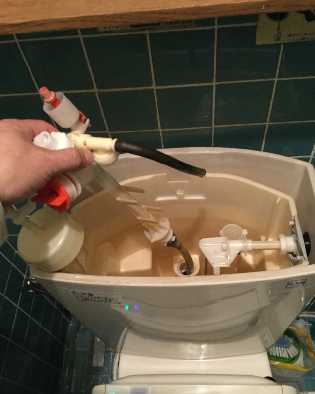 水のトラブル（トイレの水漏れ修理交換）の画像