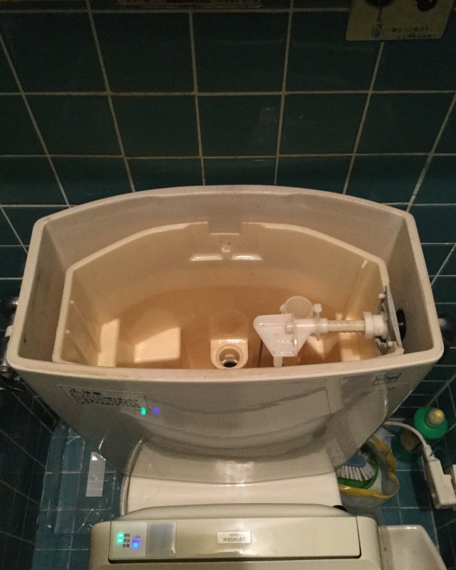 水のトラブル（トイレの水漏れ修理交換）の画像