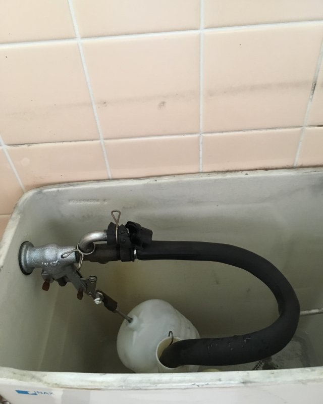 水のトラブル（トイレの水漏れ修理）の画像