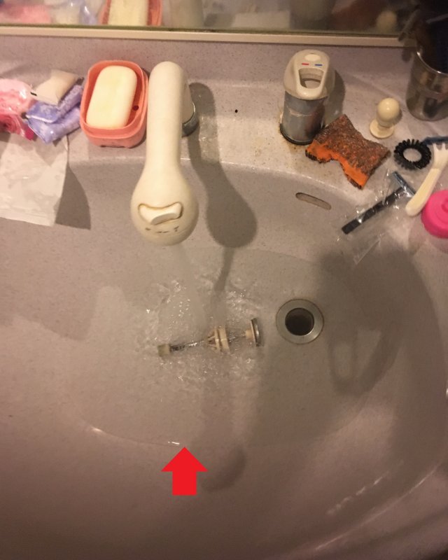 【水のトラブル】洗面所の詰まり除去作業①の画像